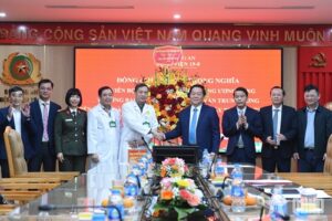 Read more about the article Đồng chí Nguyễn Trọng Nghĩa thăm một bệnh viện, chúc mừng Ngày Thầy thuốc Việt Nam