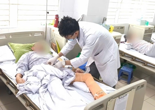 You are currently viewing Phẫu thuật vi phẫu tạo hình gân gót chân Achilles cứu sống bệnh nhân viêm mô bào nặng