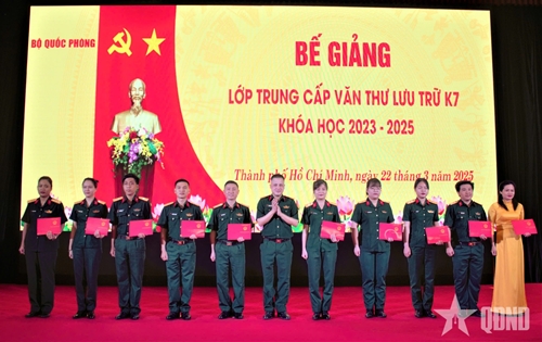 You are currently viewing Bế mạc và trao bằng cho các học viên Lớp Trung cấp Văn thư lưu trữ khóa 7