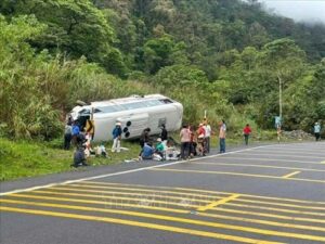 Read more about the article Khánh Hòa: Xe khách gặp tai nạn trên đèo Khánh Lê, 6 người bị thương nặng