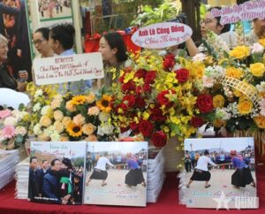 Read more about the article Triển lãm ảnh và ra mắt tập sách "Vươn lên thôn Làng Nủ"