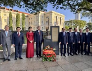 Read more about the article Tổng Bí thư Tô Lâm dâng hoa tưởng niệm Chủ tịch Hồ Chí Minh ở Bảo tàng Văn minh châu Á, Singapore