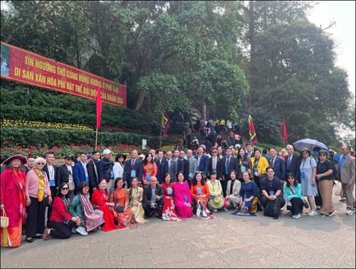 You are currently viewing Đoàn kiều bào dâng hương Giỗ Tổ Hùng Vương, thăm và làm việc với tỉnh Phú Thọ, Tuyên Quang