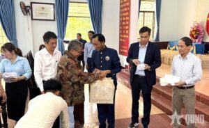 Read more about the article Hiệp sĩ Đại Thánh Giá tri ân gia đình thương binh, liệt sĩ tại tỉnh Bình Định