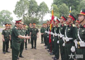 Read more about the article Lãnh đạo Quân đoàn 12 kiểm tra, động viên lực lượng tham gia diễu binh, diễu hành
