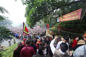 Read more about the article “Biển người” đổ về Đền Hùng trước ngày chính giỗ