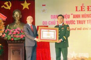 Read more about the article Truy tặng danh hiệu Anh hùng LLVT nhân dân đến Thiếu tướng Hoàng Thế Thiện