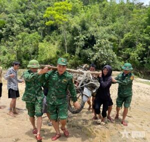 Read more about the article Nghệ An: Bộ đội Biên phòng hỗ trợ khắc phục hậu quả lũ quét tại Quế Phong