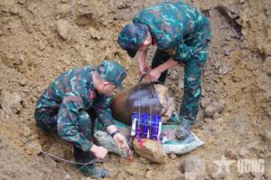 Read more about the article Bộ CHQS tỉnh Hòa Bình hủy nổ 244 vật liệu nổ sót lại sau chiến tranh