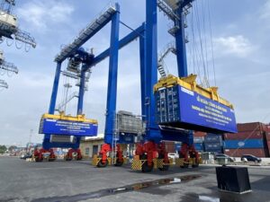 Read more about the article Tổng công ty Tân Cảng Sài Gòn tiếp nhận 4 cẩu RTG Hybrid do doanh nghiệp Việt Nam sản xuất